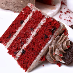 red velvet oreo cake featured image