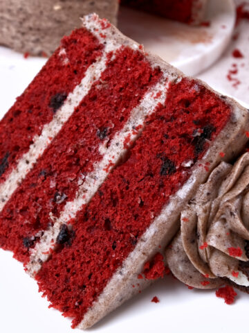 red velvet oreo cake featured image