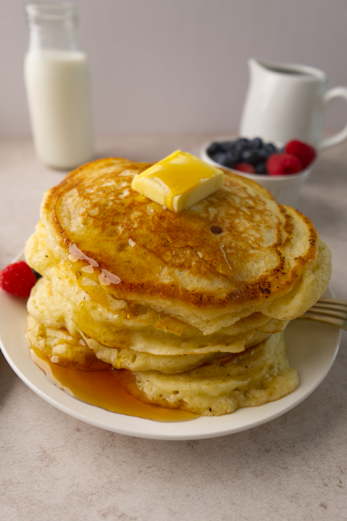 buttermilk pancakes with maple syrup 