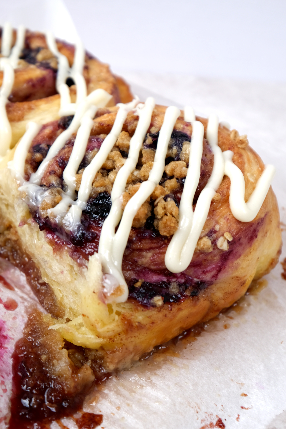 blueberry crumble cinnamon rolls