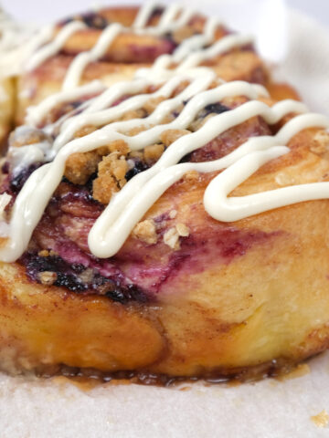blueberry crumble cinnamon roll thumbnail photo