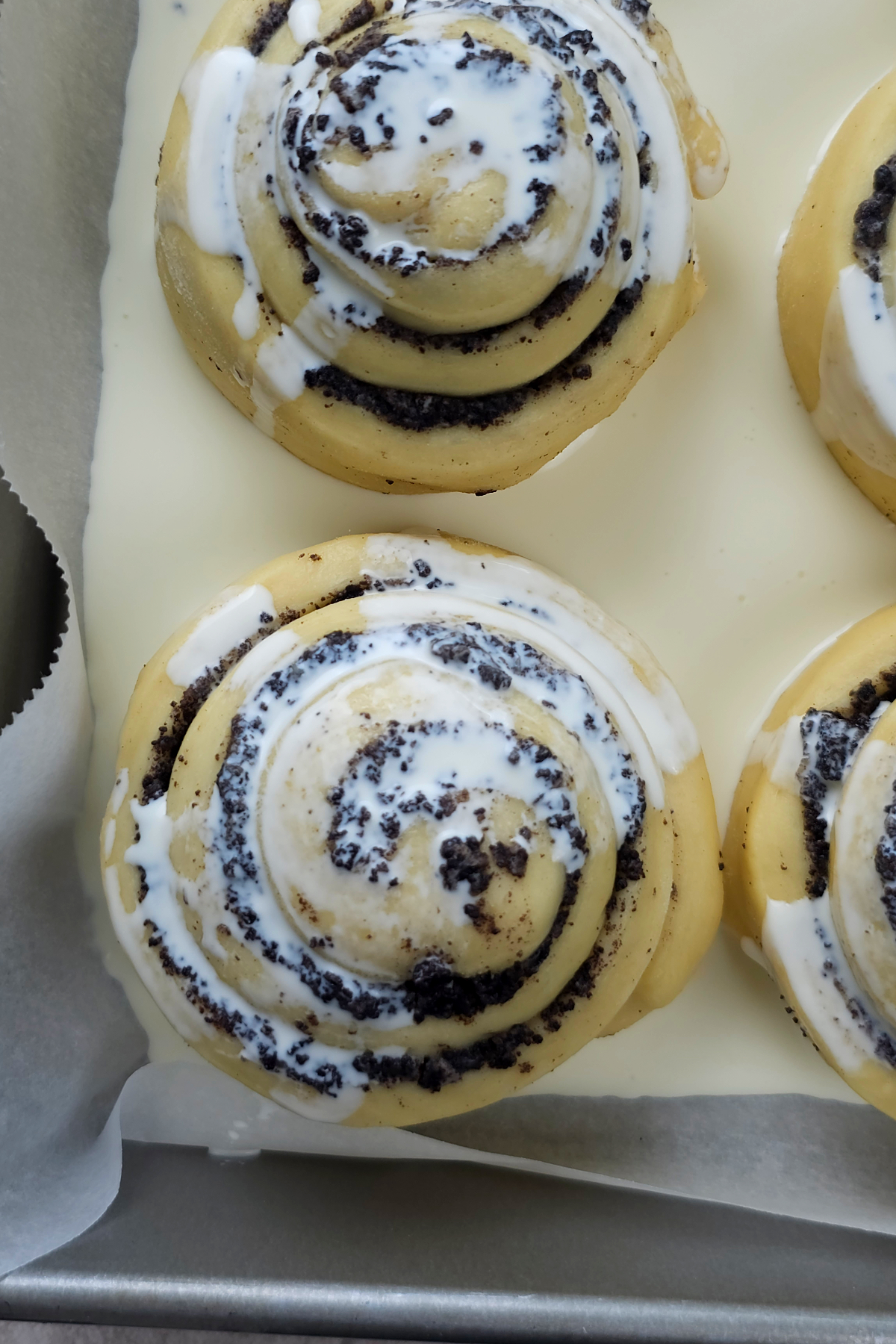 pour heavy cream on oreo cinnamon rolls